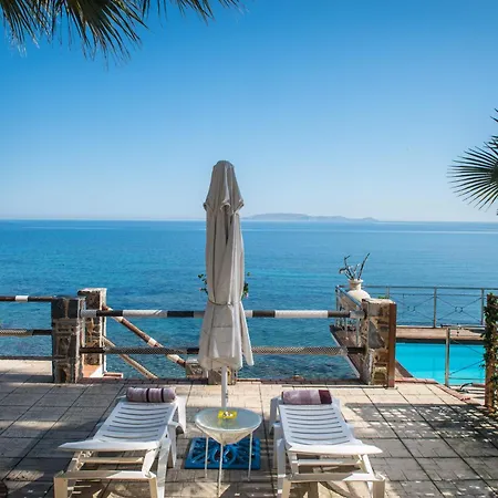 Exclusive Seaside Retreat With Shared Pool & Private Beach Access Palaiokastro  Exteriér fotografie