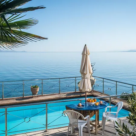 Exclusive Seaside Retreat With Shared Pool & Private Beach Access Palaiokastro  Exteriér fotografie