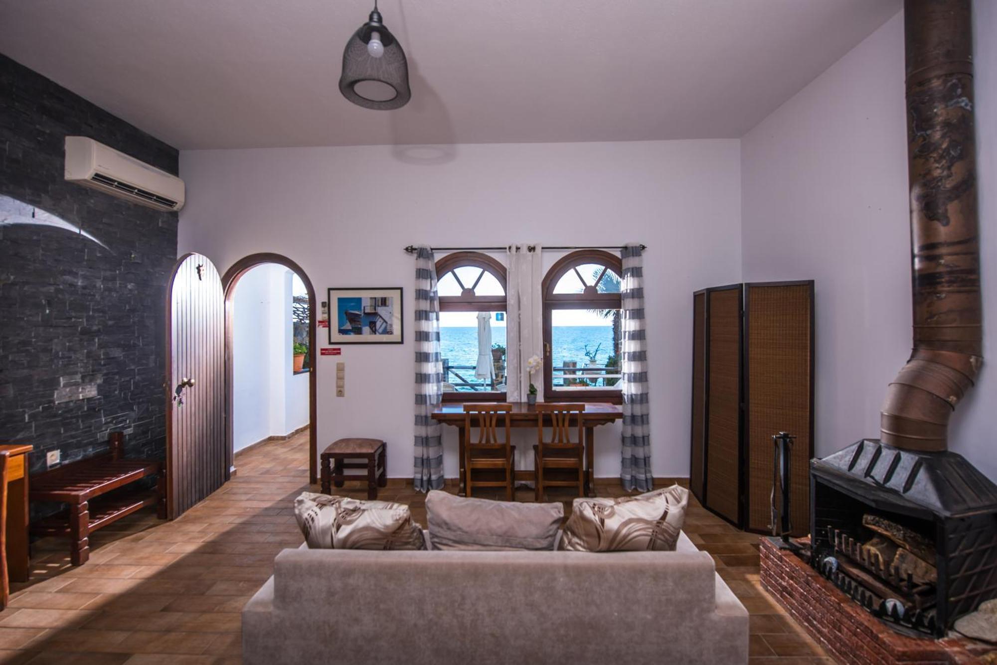 Apartment Exclusive Seaside Retreat With Shared Pool & Private Access *