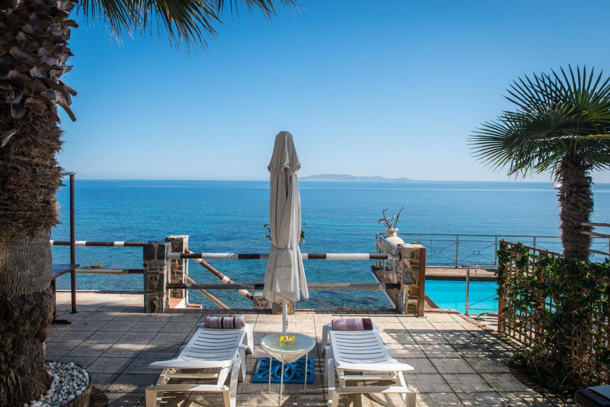 Apartment Exclusive Seaside Retreat With Shared Pool & Private Access