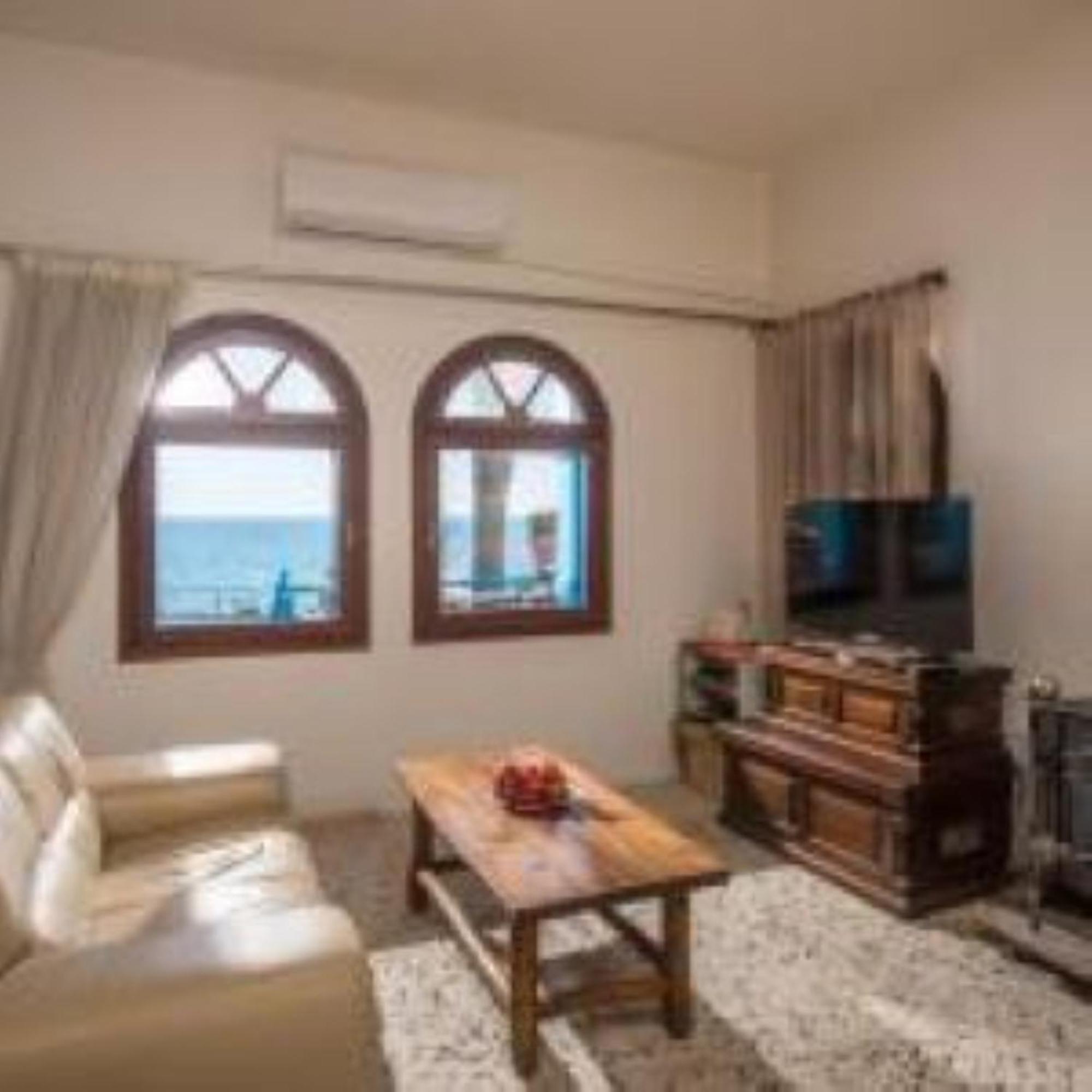 Exclusive Seaside Retreat With Shared Pool & Private Access Apartment *
