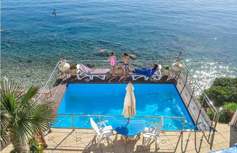 Exclusive Seaside Retreat With Shared Pool & Private Access