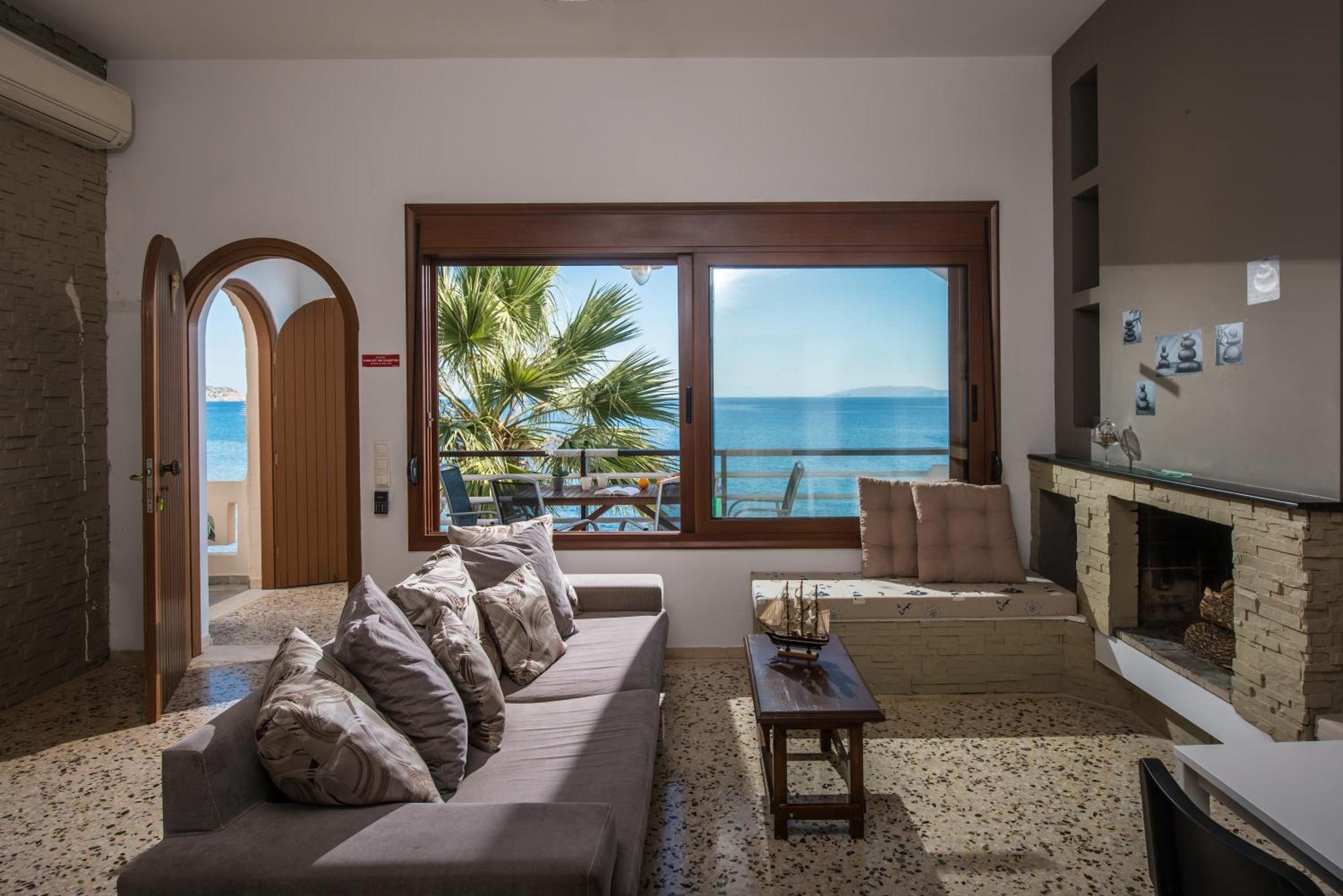 Apartment Exclusive Seaside Retreat With Shared Pool & Private Access