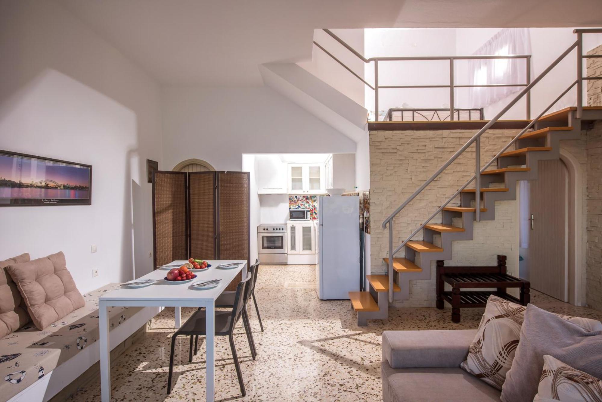 Exclusive Seaside Retreat With Shared Pool & Private Access Apartment *