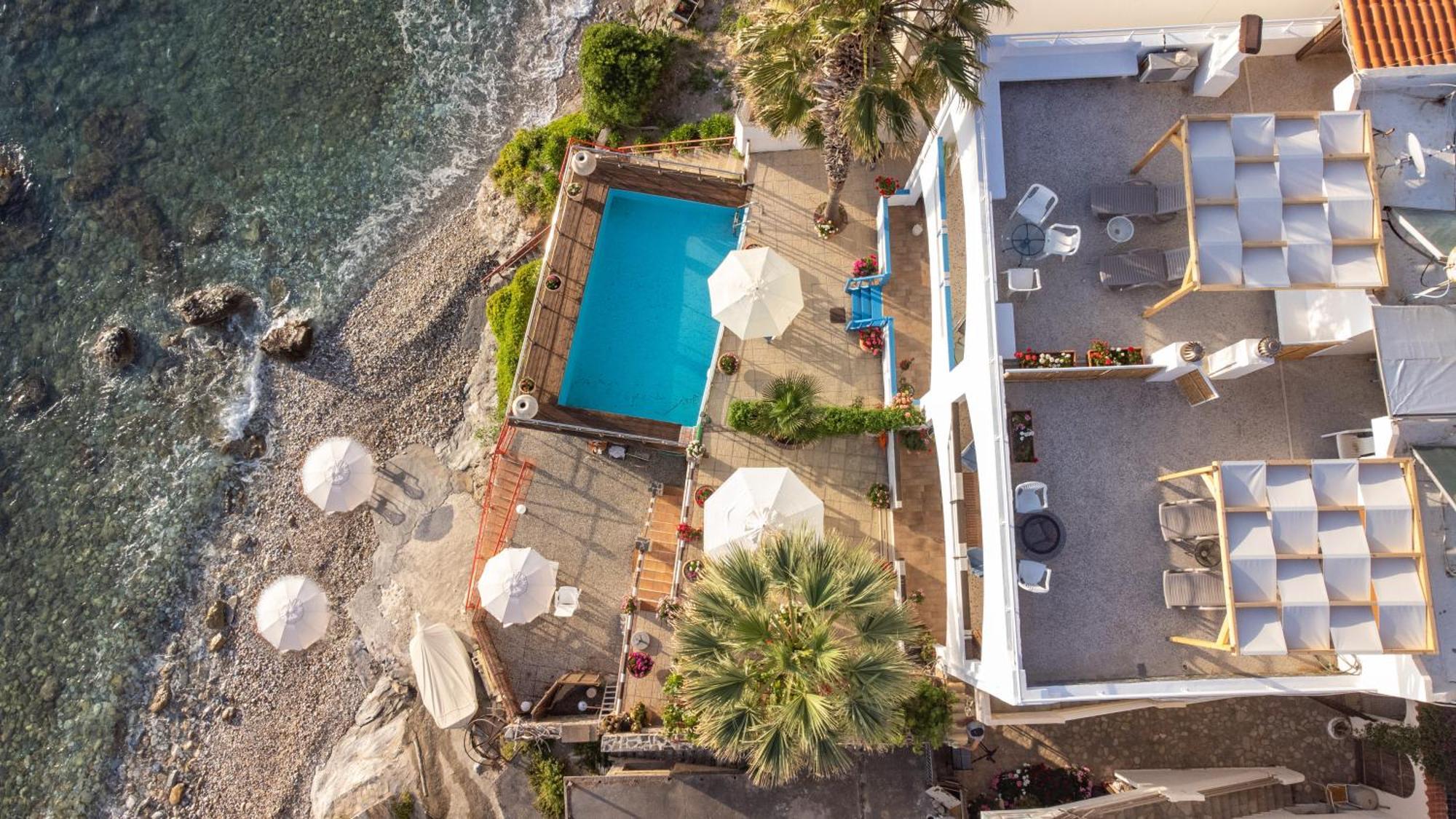Exclusive Seaside Retreat With Shared Pool & Private Access