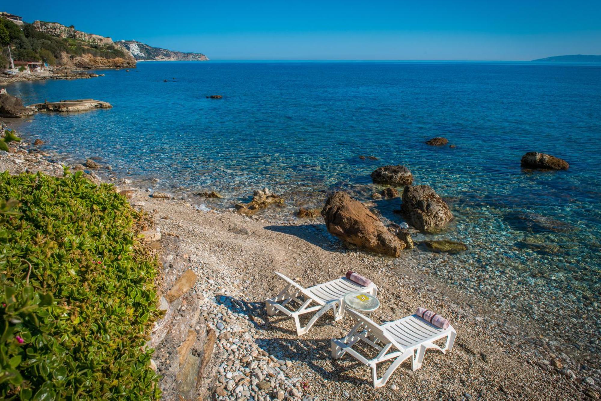 Exclusive Seaside Retreat With Shared Pool & Private Access Apartment *