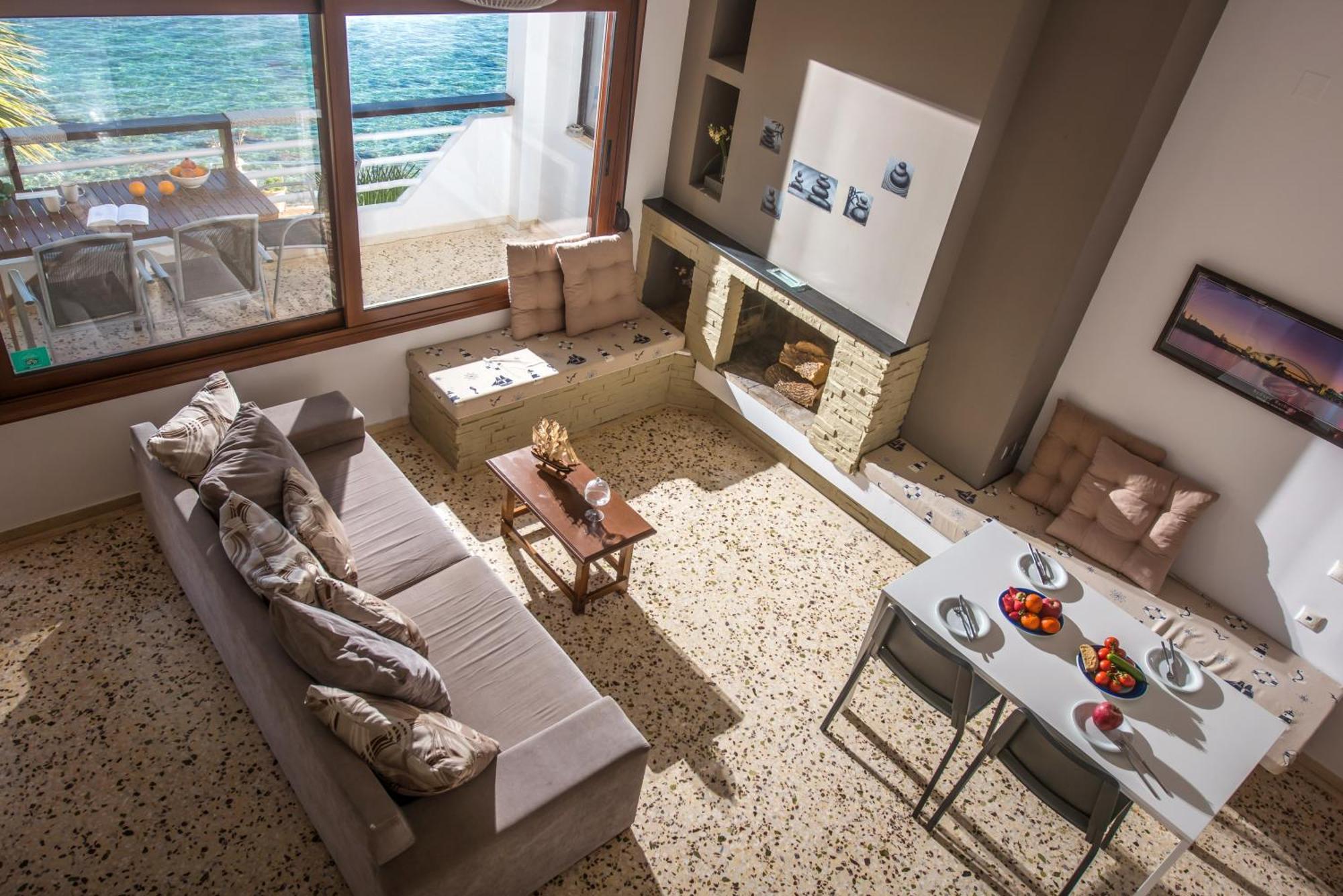Exclusive Seaside Retreat With Shared Pool & Private Access *