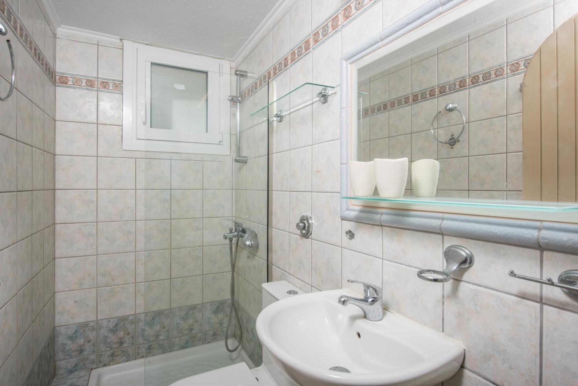 Exclusive Seaside Retreat With Shared Pool & Private Access Apartment *