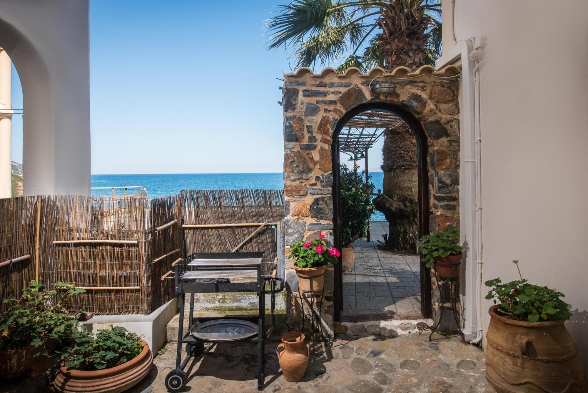 Apartment Exclusive Seaside Retreat With Shared Pool & Private Access *
