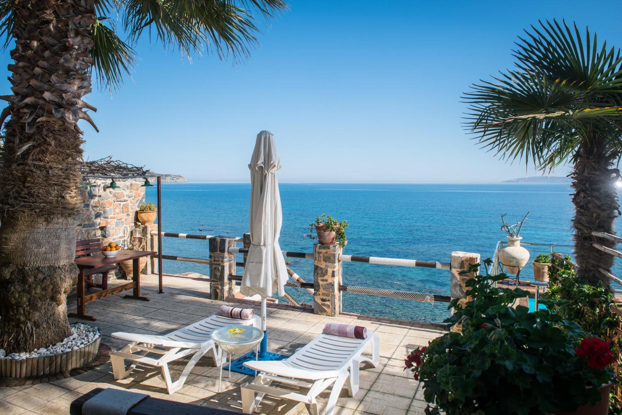 Exclusive Seaside Retreat With Shared Pool & Private Access *